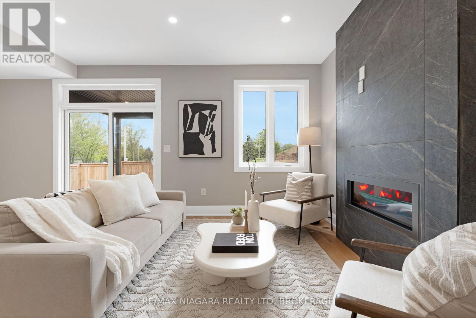 6204 Curlin Crescent, Niagara Falls (Forestview), ON - Indoor Photo Showing Living Room
