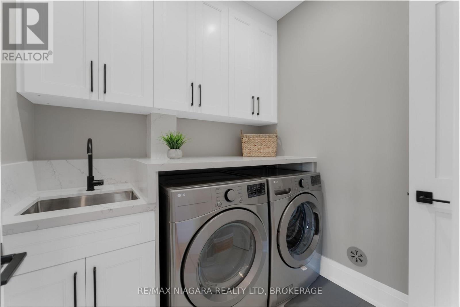 6204 Curlin Crescent, Niagara Falls (Forestview), ON - Indoor Photo Showing Laundry Room
