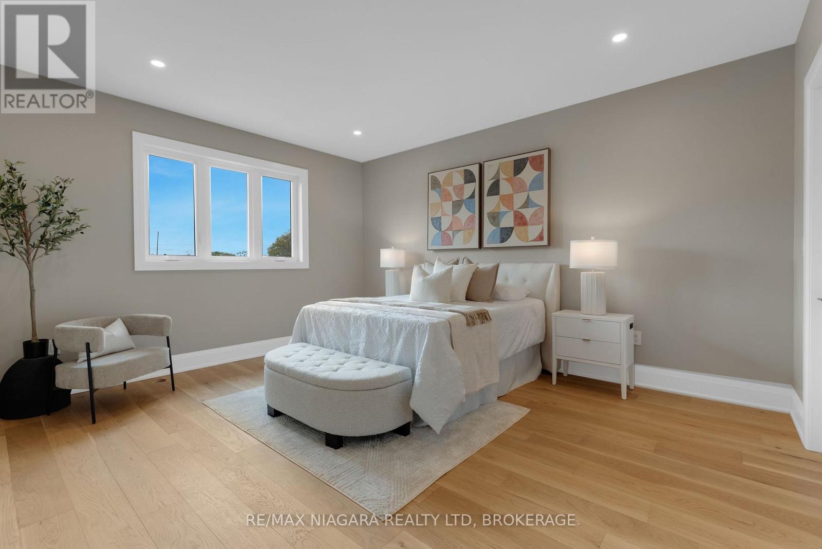 6204 Curlin Crescent, Niagara Falls (Forestview), ON - Indoor Photo Showing Bedroom