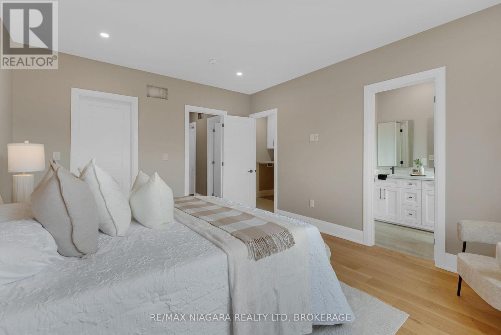 6204 Curlin Crescent, Niagara Falls (Forestview), ON - Indoor Photo Showing Bedroom