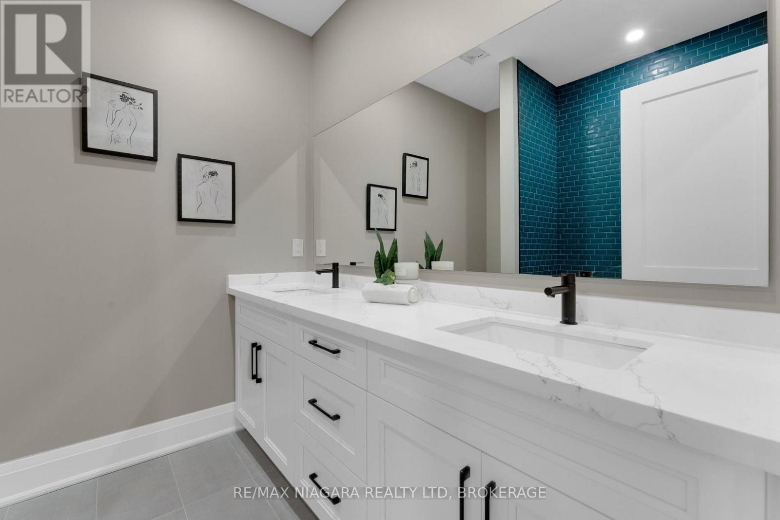 6204 Curlin Crescent, Niagara Falls (Forestview), ON - Indoor Photo Showing Bathroom