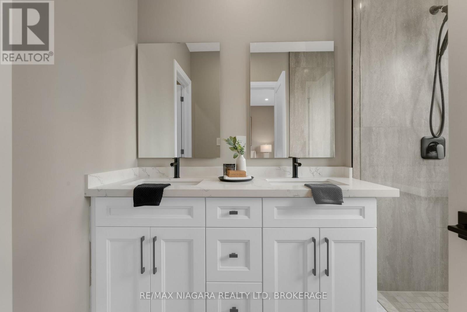 6204 Curlin Crescent, Niagara Falls (Forestview), ON - Indoor Photo Showing Bathroom