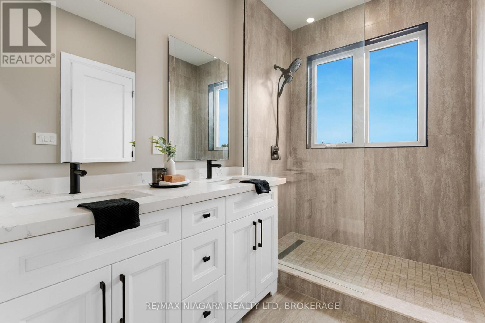 6204 Curlin Crescent, Niagara Falls (Forestview), ON - Indoor Photo Showing Bathroom
