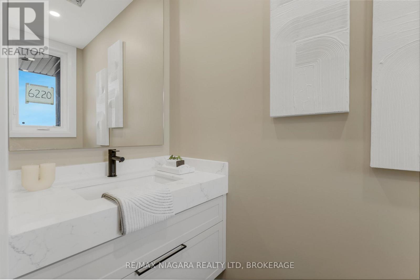 6204 Curlin Crescent, Niagara Falls (Forestview), ON - Photo Showing Bathroom