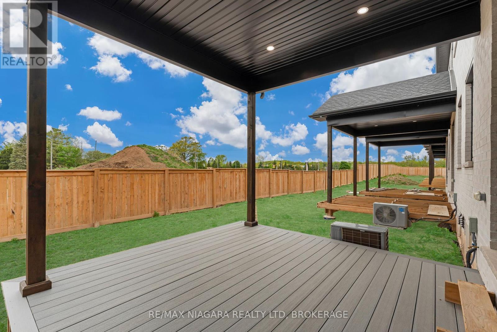 6204 Curlin Crescent, Niagara Falls (Forestview), ON - Outdoor With Deck Patio Veranda With Exterior