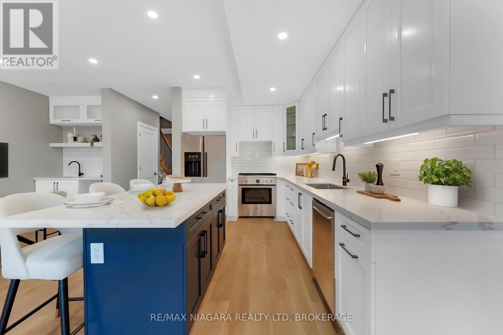 6204 Curlin Crescent, Niagara Falls (Forestview), ON - Indoor Photo Showing Kitchen With Upgraded Kitchen