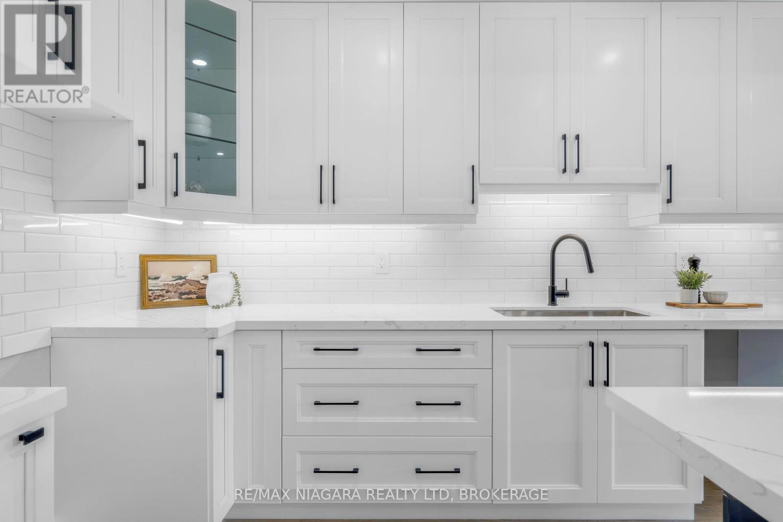 6204 Curlin Crescent, Niagara Falls (Forestview), ON - Indoor Photo Showing Kitchen With Upgraded Kitchen