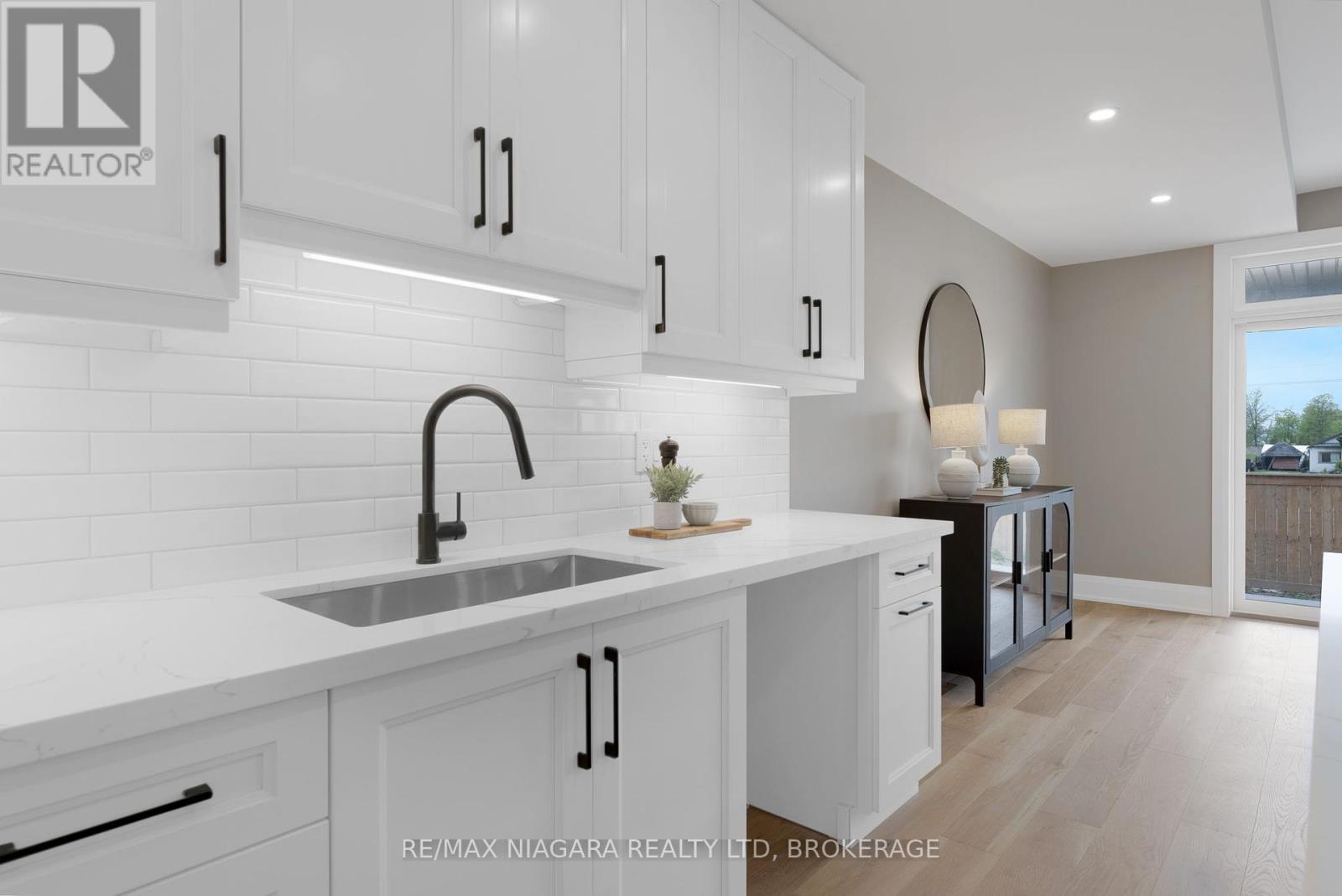 6204 Curlin Crescent, Niagara Falls (Forestview), ON - Indoor Photo Showing Kitchen With Upgraded Kitchen