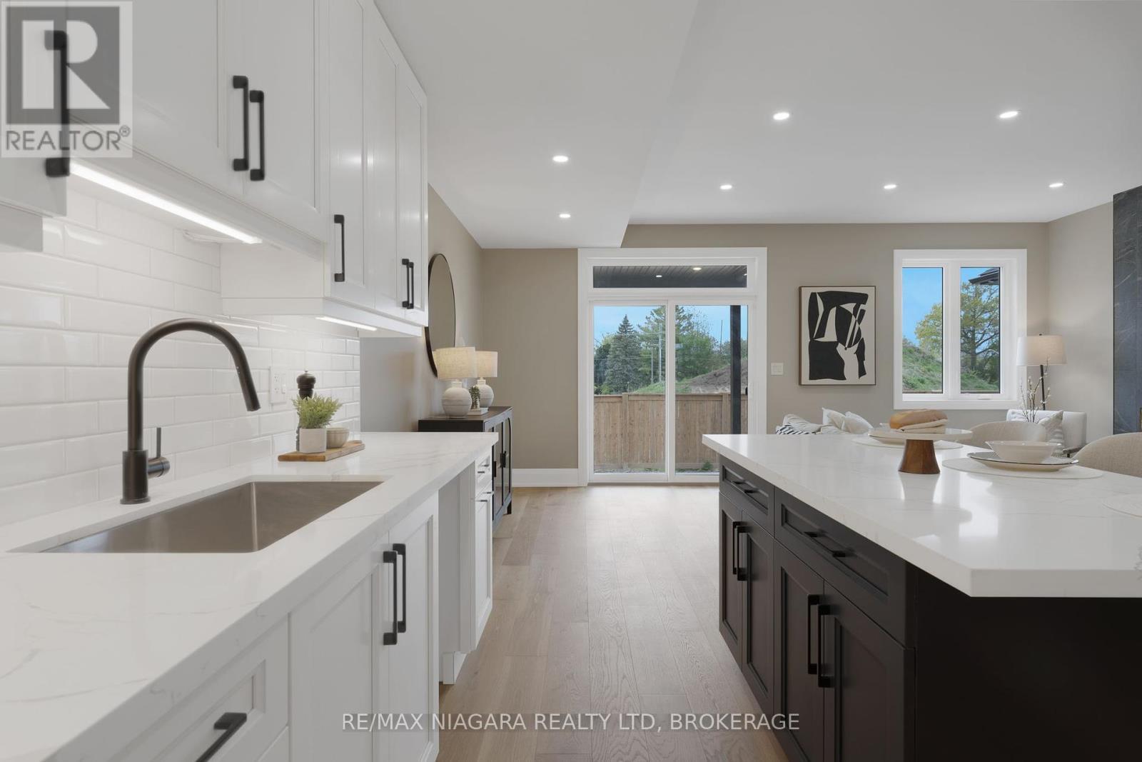 6204 Curlin Crescent, Niagara Falls (Forestview), ON - Indoor Photo Showing Kitchen With Upgraded Kitchen