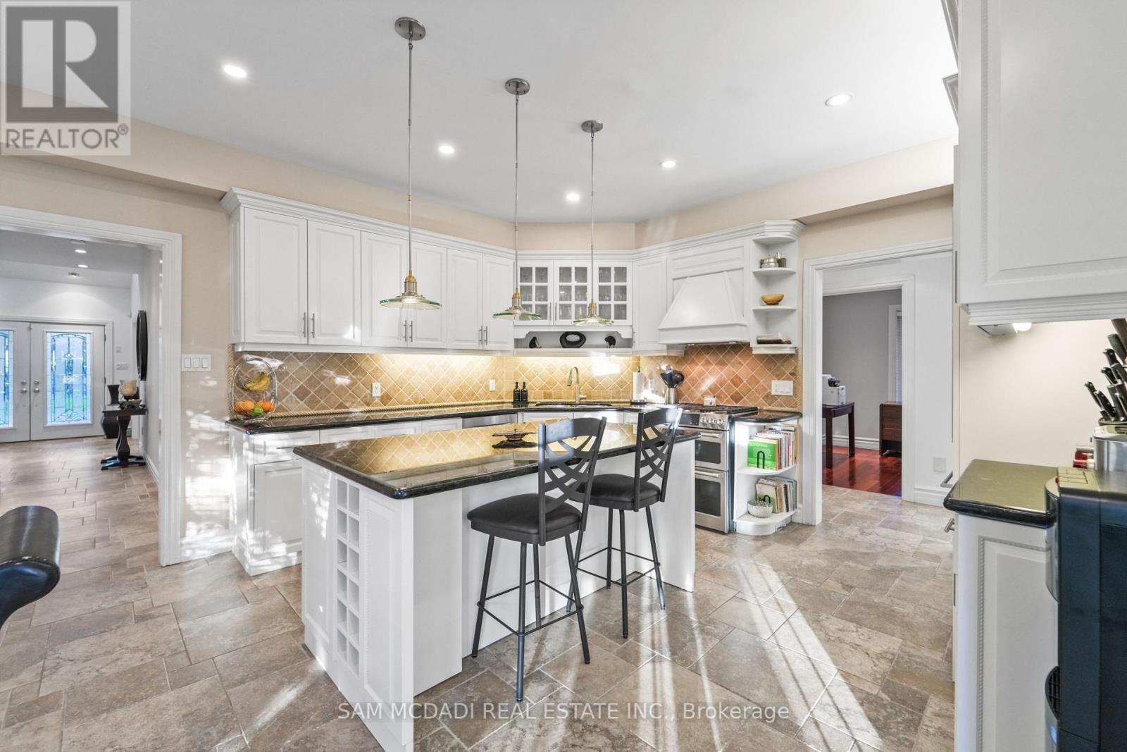 724 Atoka Drive, Mississauga, ON - Indoor Photo Showing Kitchen With Upgraded Kitchen