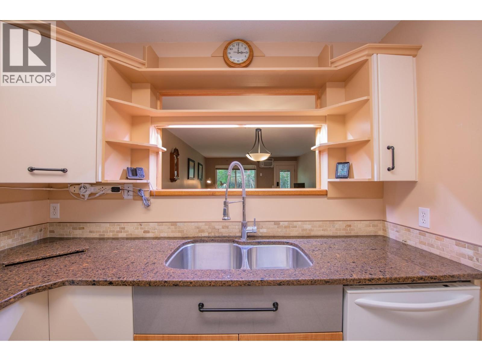 110 Kalamalka Lake Road Unit# 107, Vernon, BC - Indoor Photo Showing Kitchen With Double Sink