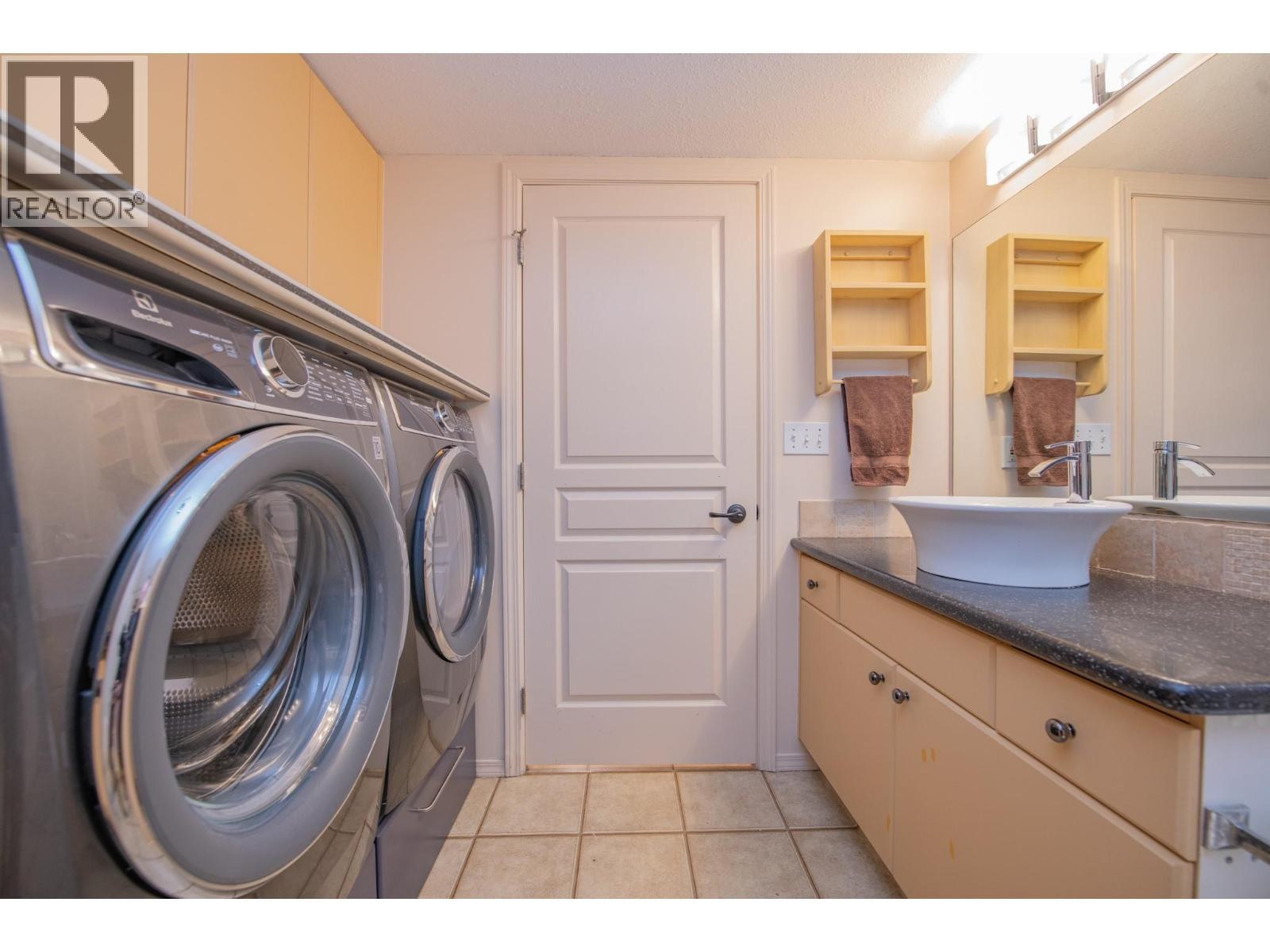 110 Kalamalka Lake Road Unit# 107, Vernon, BC - Indoor Photo Showing Laundry Room