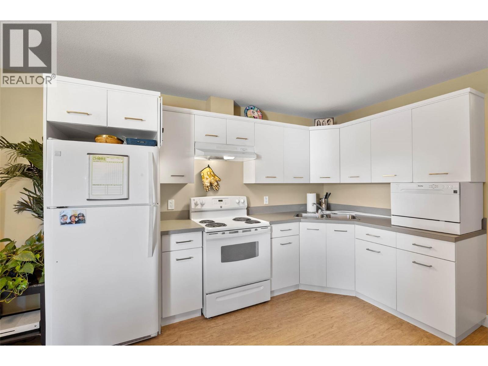 1771 Galore Place, Kamloops, BC - Indoor Photo Showing Kitchen