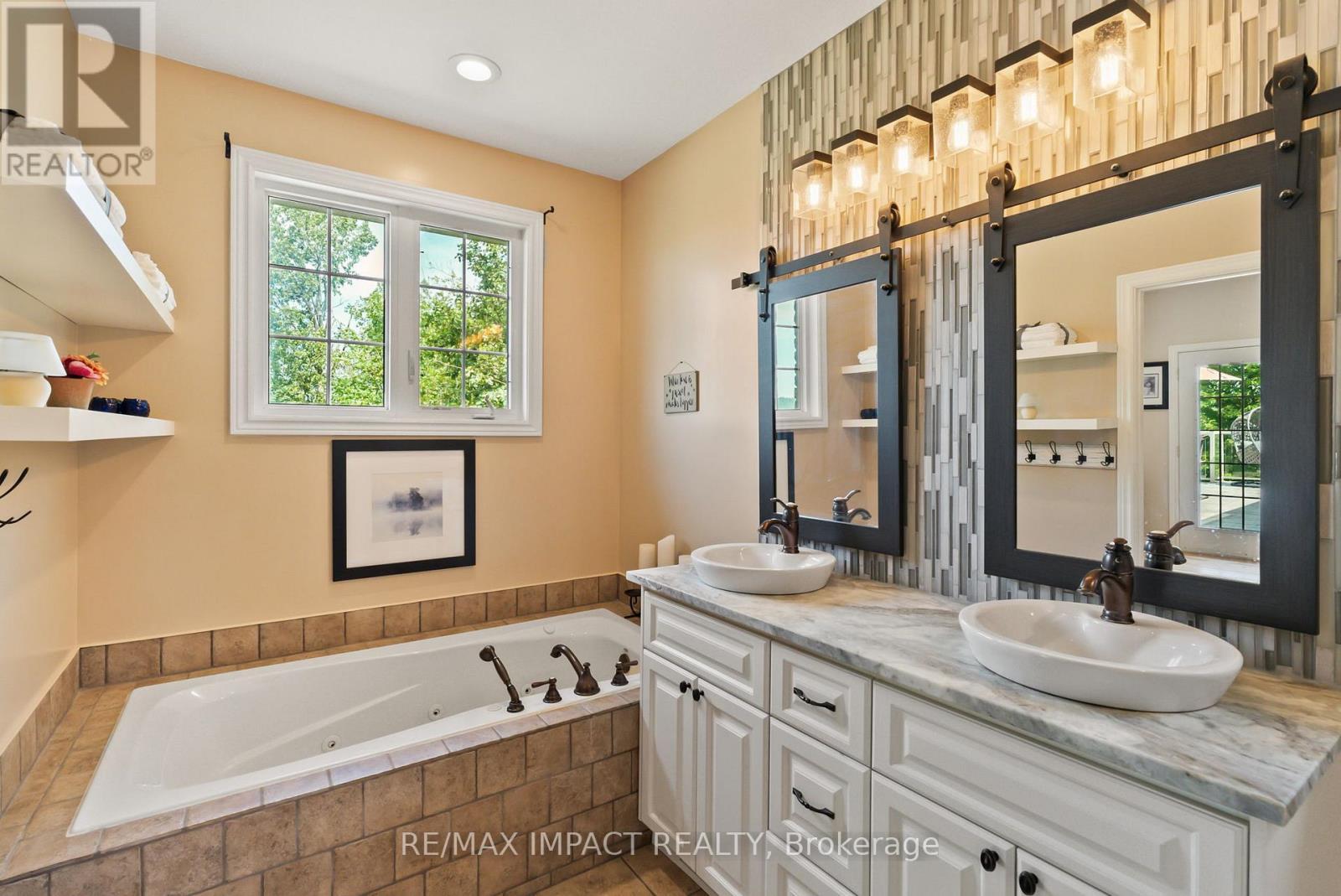 422 7A Highway, Cavan Monaghan (Cavan Twp), ON - Indoor Photo Showing Bathroom