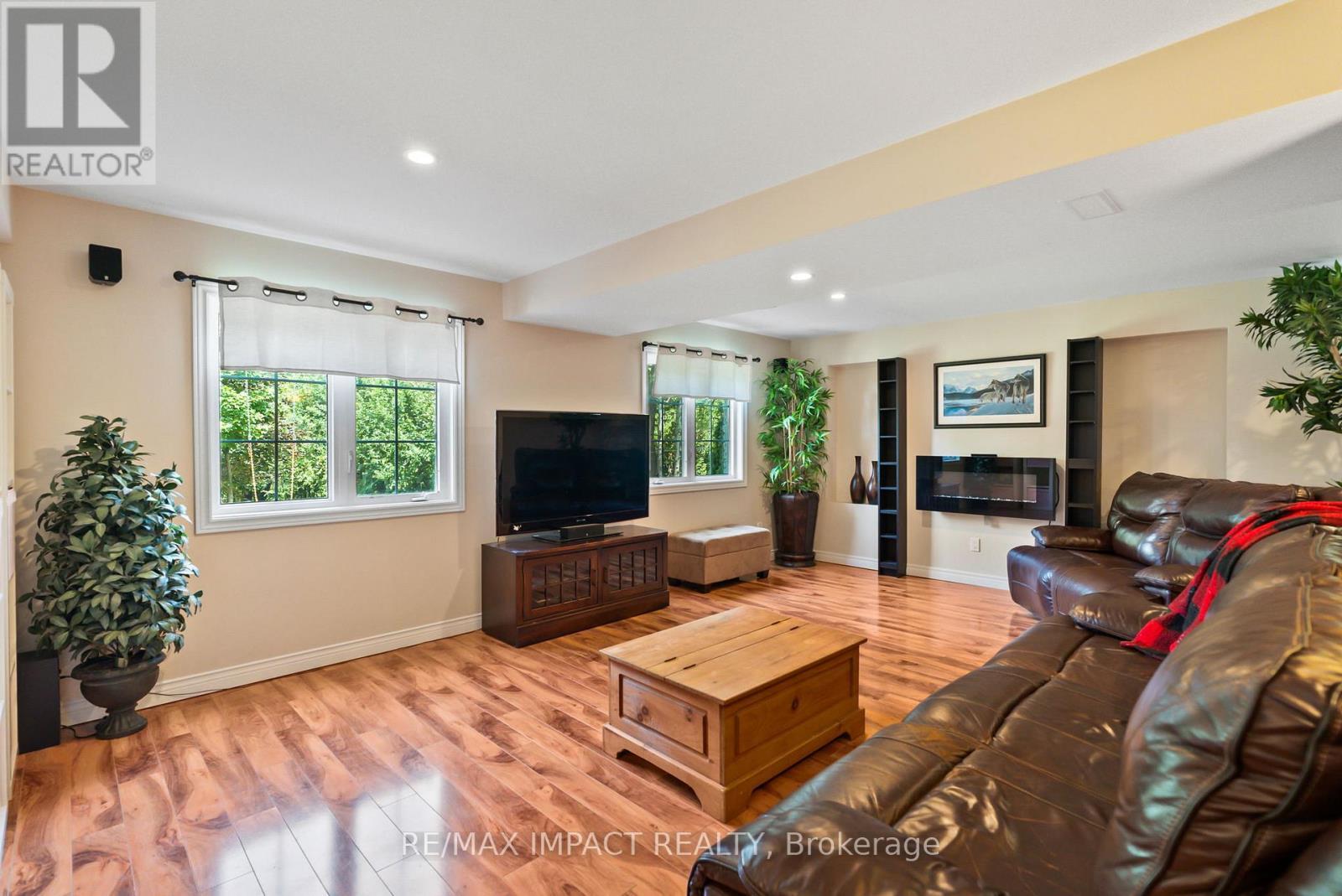 422 7A Highway, Cavan Monaghan (Cavan Twp), ON - Indoor Photo Showing Living Room