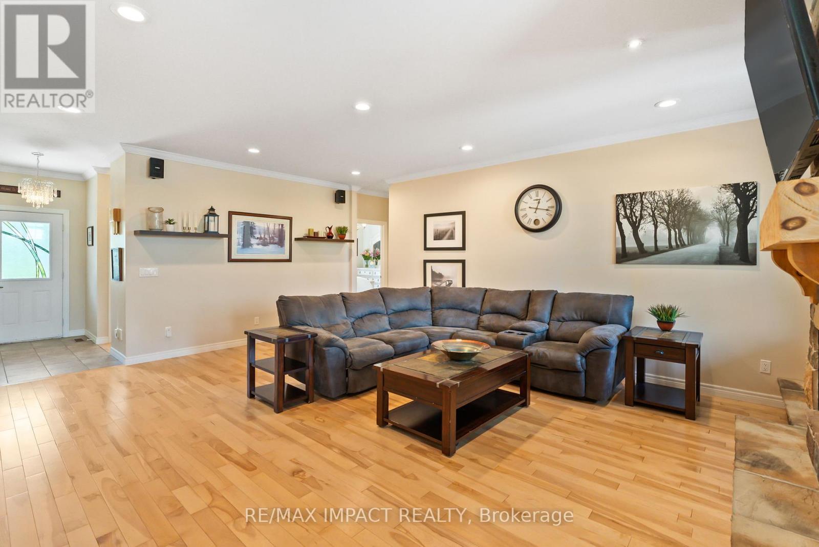 422 7A Highway, Cavan Monaghan (Cavan Twp), ON - Indoor Photo Showing Living Room