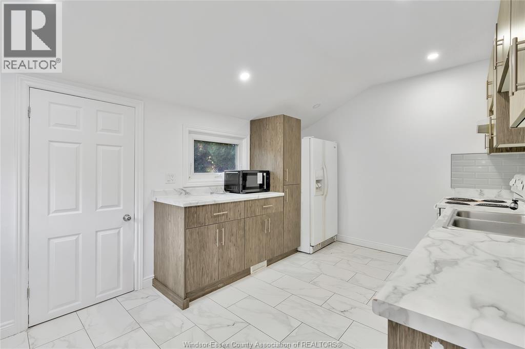 437 Karl Place, Windsor, ON - Indoor Photo Showing Kitchen With Double Sink