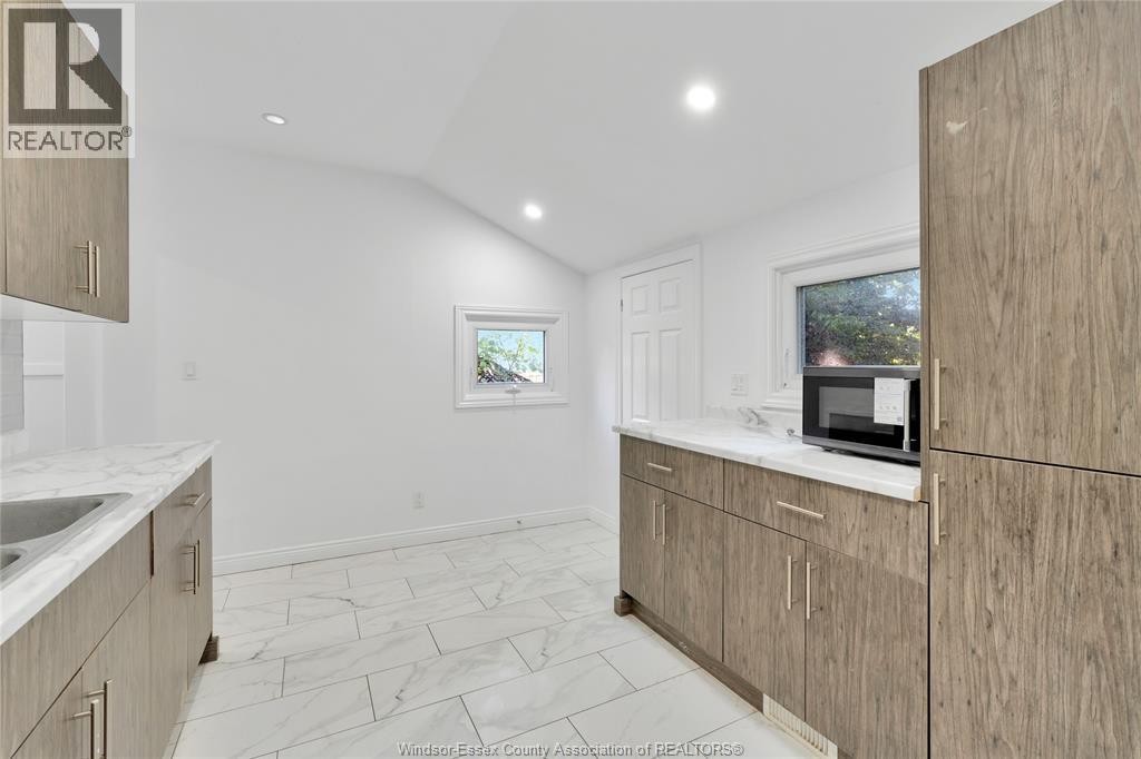 437 Karl Place, Windsor, ON - Indoor Photo Showing Kitchen