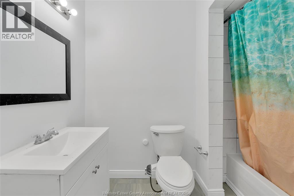 437 Karl Place, Windsor, ON - Indoor Photo Showing Bathroom