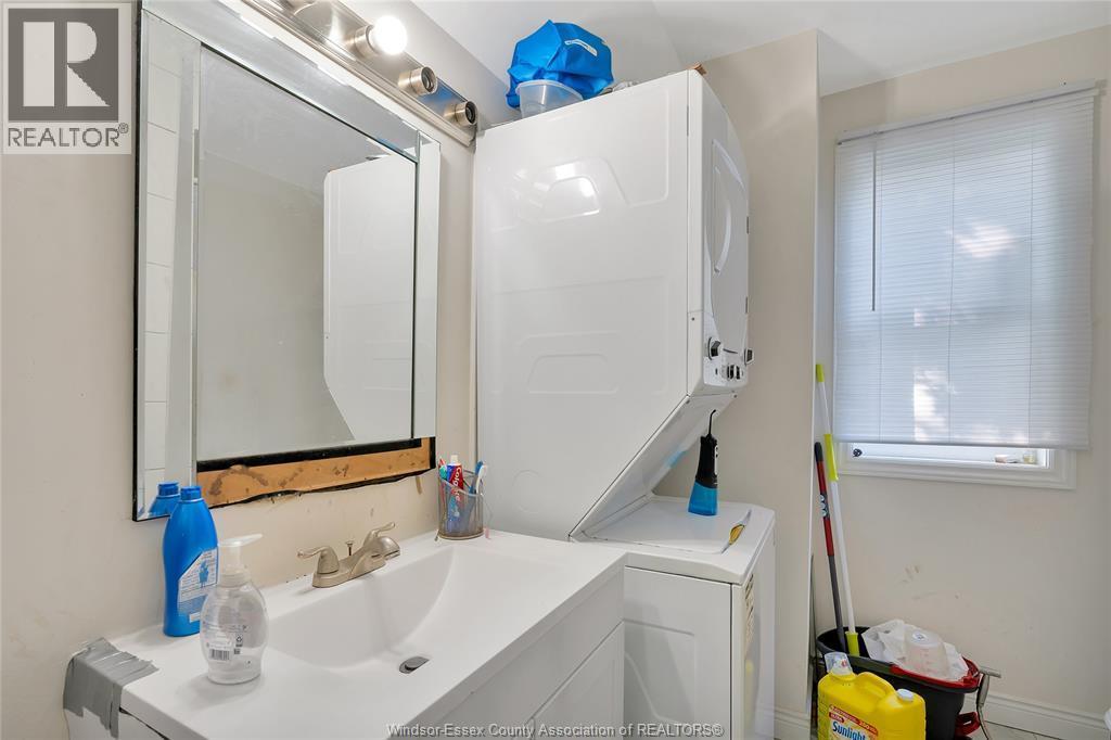 437 Karl Place, Windsor, ON - Indoor Photo Showing Laundry Room