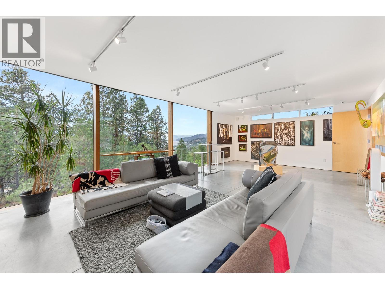 2843 Arawana Place, Naramata, BC - Indoor Photo Showing Living Room