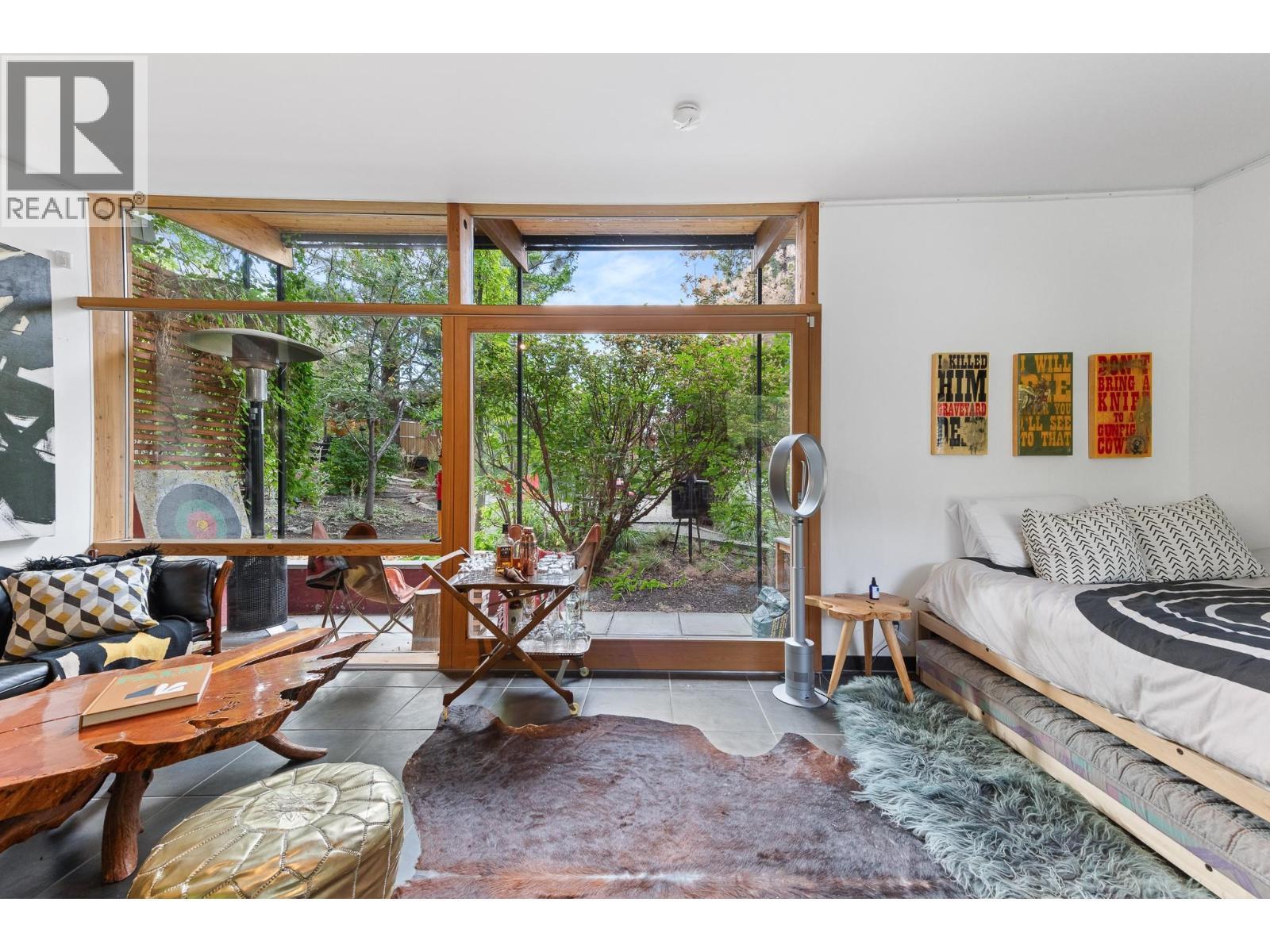 2843 Arawana Place, Naramata, BC - Indoor Photo Showing Living Room