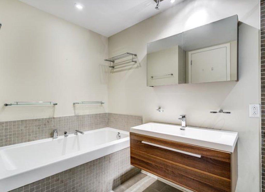 Salle de bains - 314-859 Rue De La Commune E., Montréal (Ville-Marie), QC - Indoor Photo Showing Bathroom