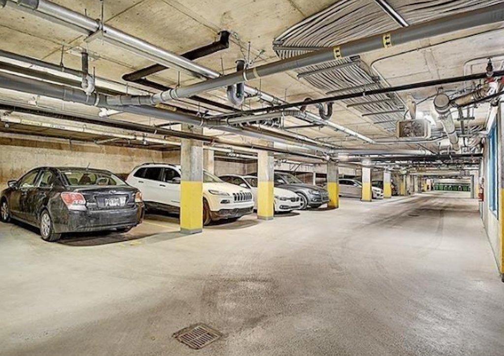 Garage - 314-859 Rue De La Commune E., Montréal (Ville-Marie), QC - Indoor Photo Showing Garage