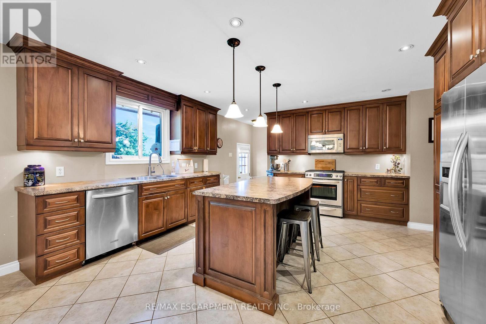 757 4Th Line, Haldimand, ON - Indoor Photo Showing Kitchen With Double Sink