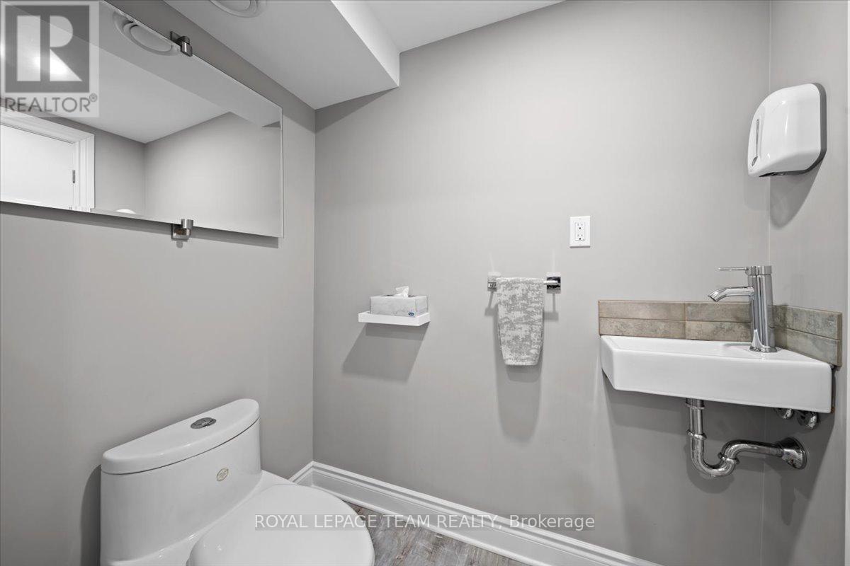 1 Peterson Place, Ottawa, ON - Indoor Photo Showing Bathroom