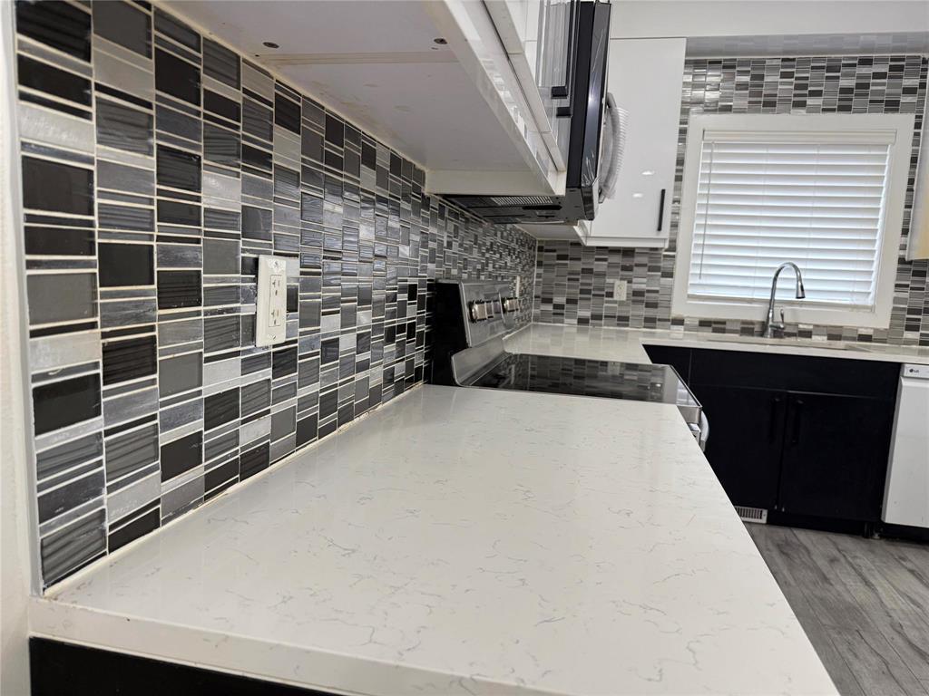 443 Wales Avenue, Winnipeg, MB - Indoor Photo Showing Kitchen