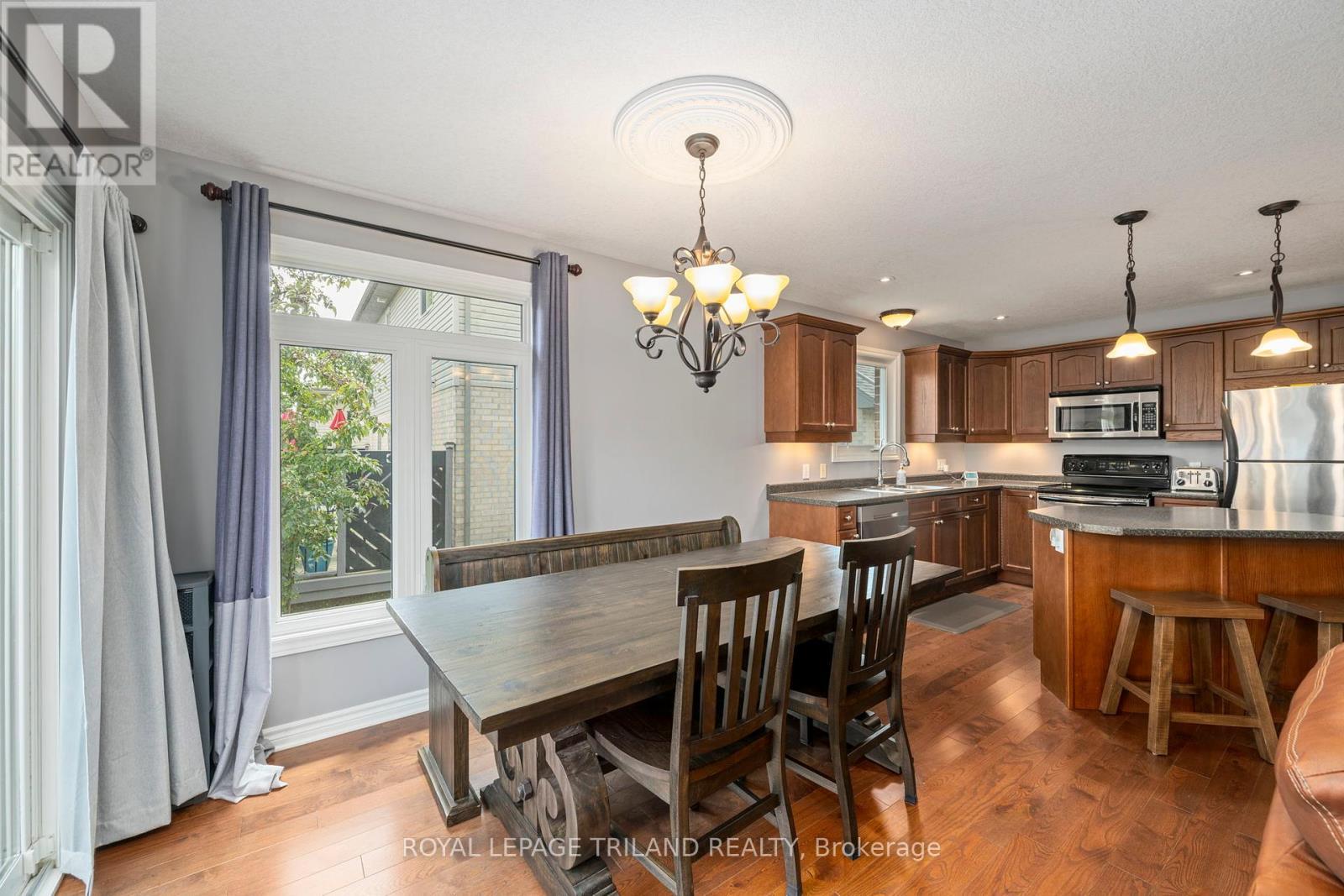 131 Deborah Drive, Strathroy-Caradoc (Ne), ON - Indoor Photo Showing Dining Room
