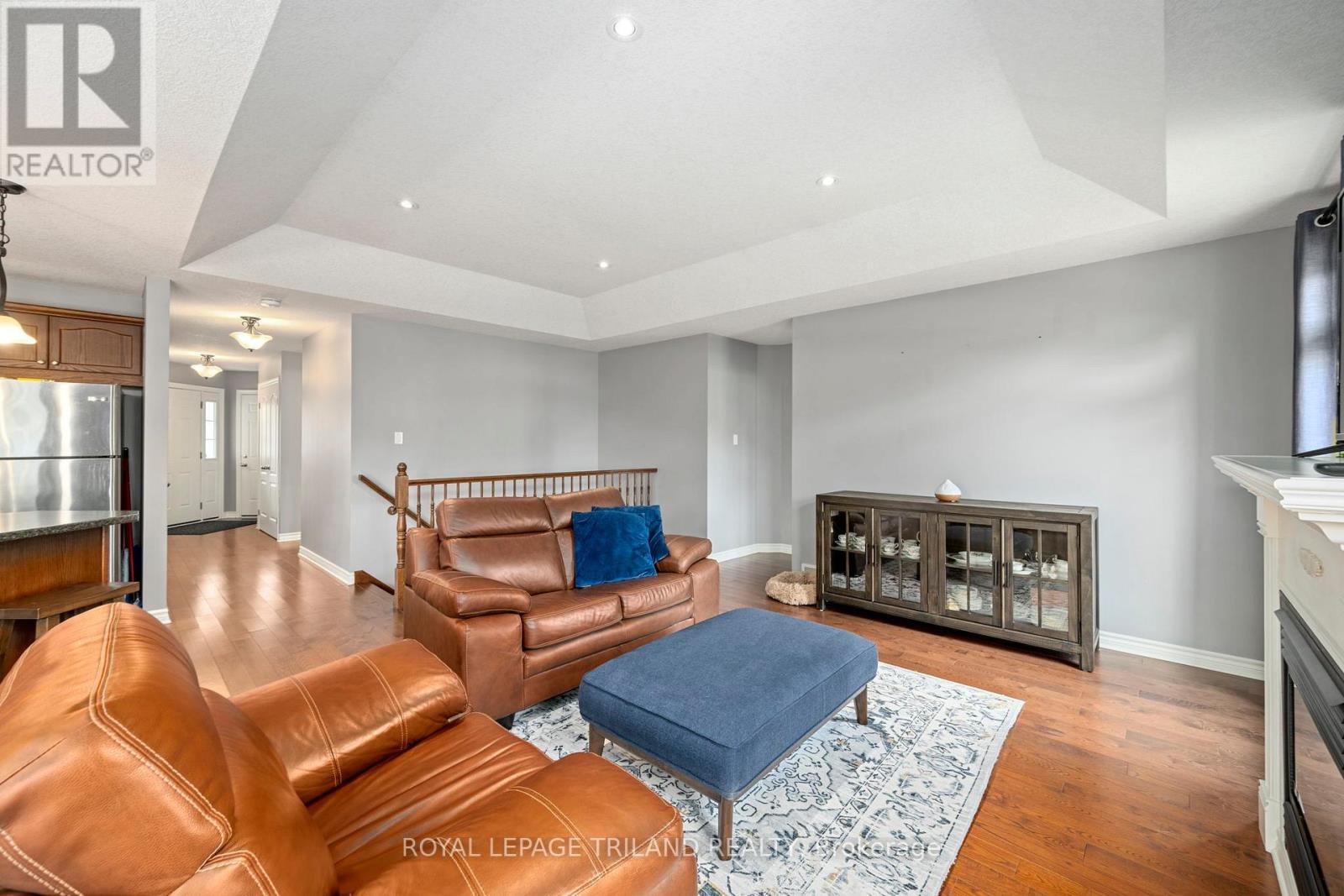131 Deborah Drive, Strathroy-Caradoc (Ne), ON - Indoor Photo Showing Living Room