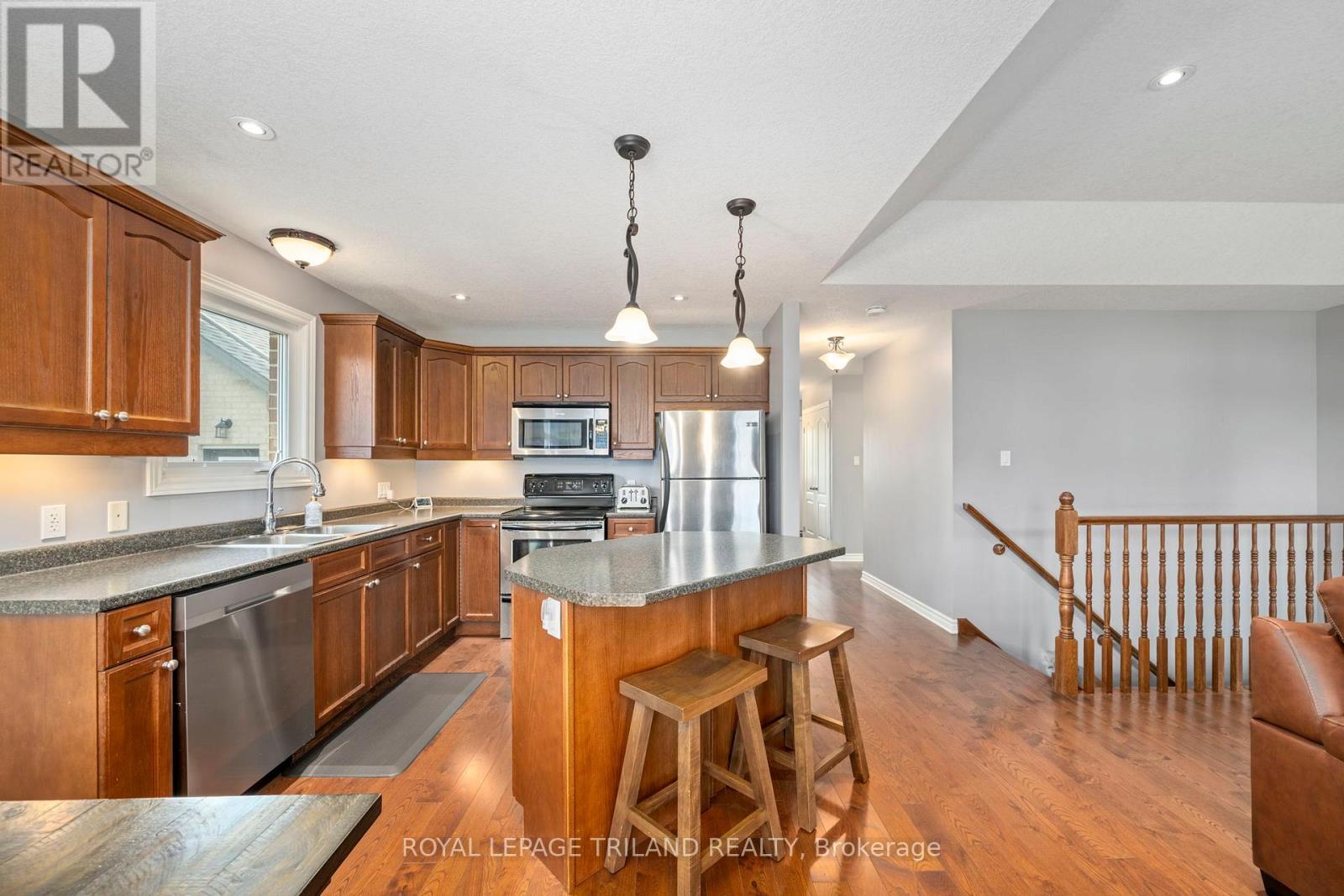 131 Deborah Drive, Strathroy-Caradoc (Ne), ON - Indoor Photo Showing Kitchen With Double Sink