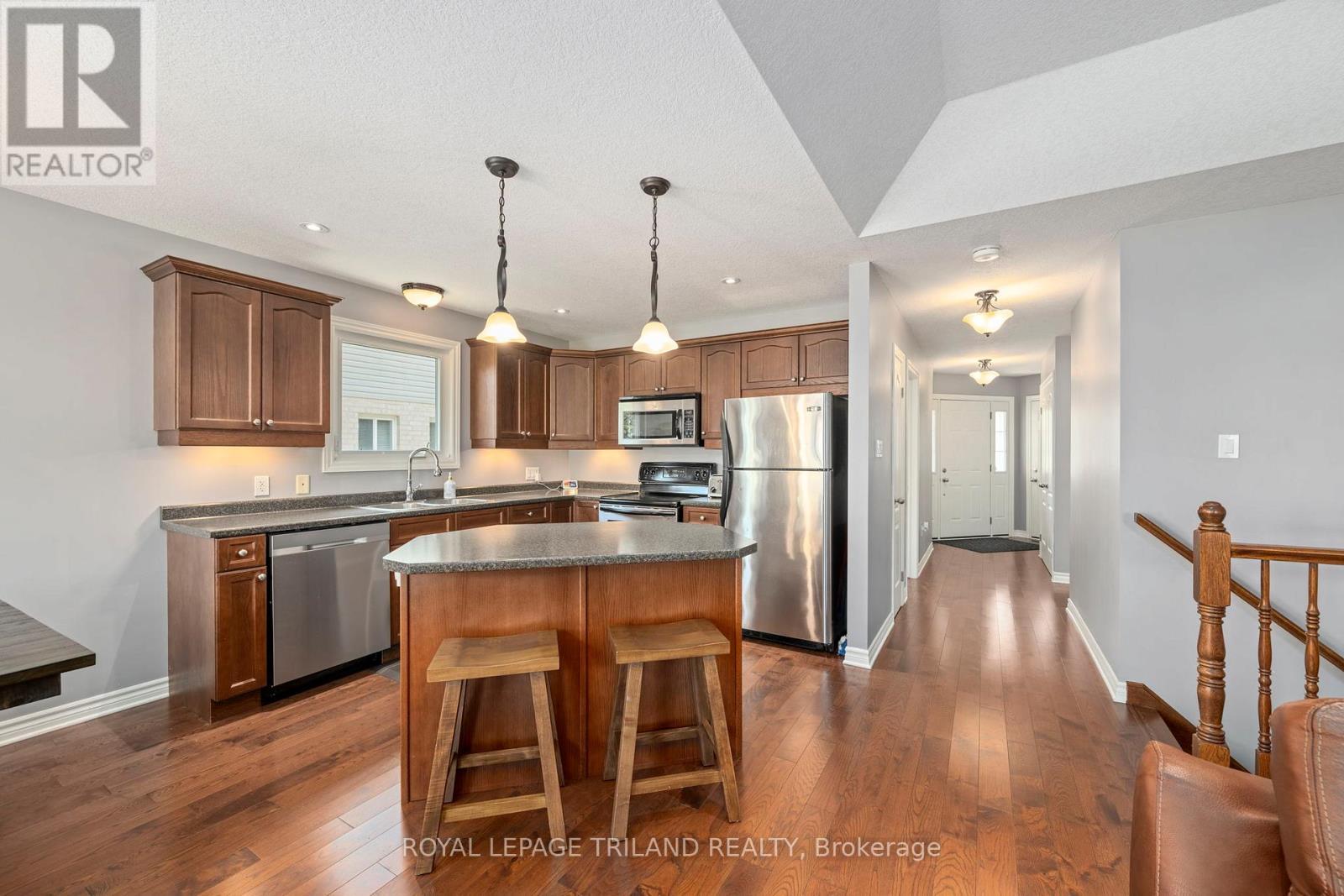 131 Deborah Drive, Strathroy-Caradoc (Ne), ON - Indoor Photo Showing Kitchen