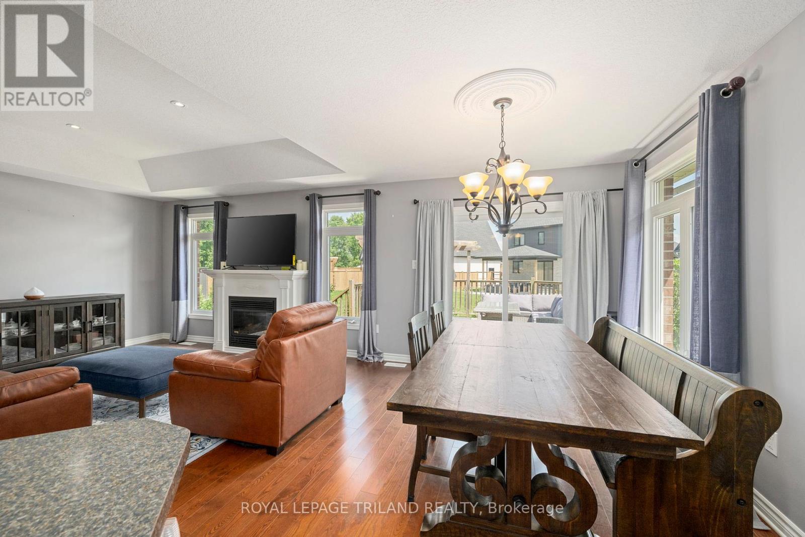 131 Deborah Drive, Strathroy-Caradoc (Ne), ON - Indoor With Fireplace