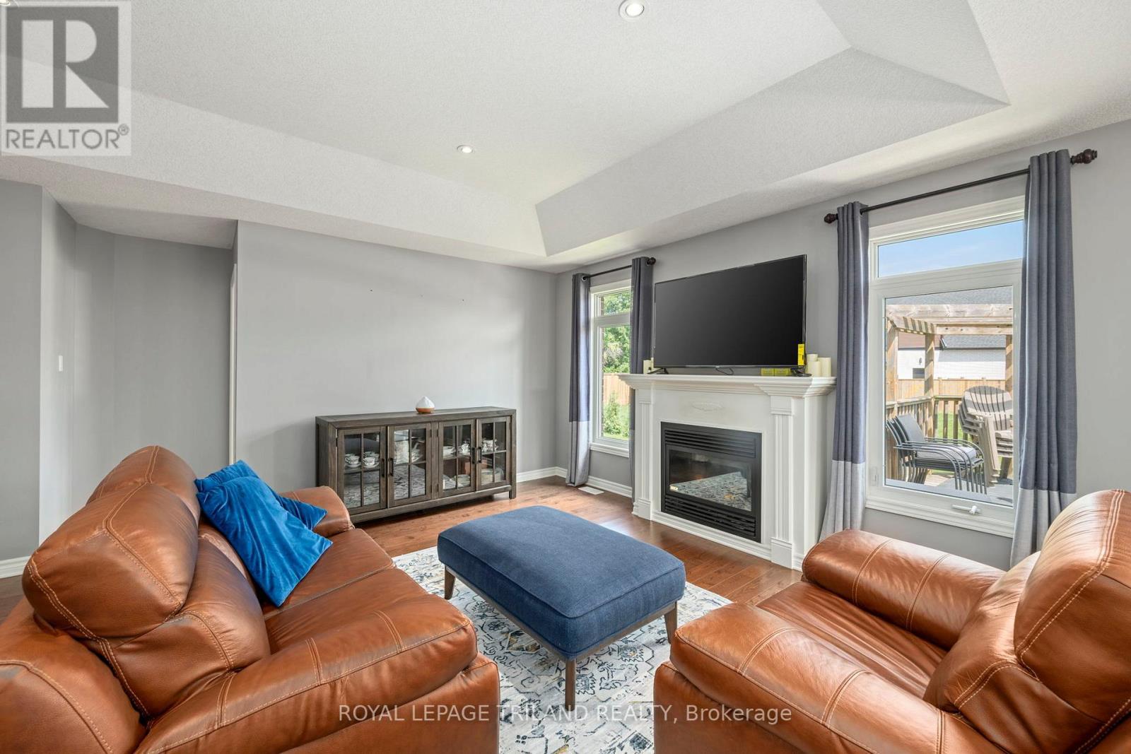 131 Deborah Drive, Strathroy-Caradoc (Ne), ON - Indoor Photo Showing Living Room With Fireplace