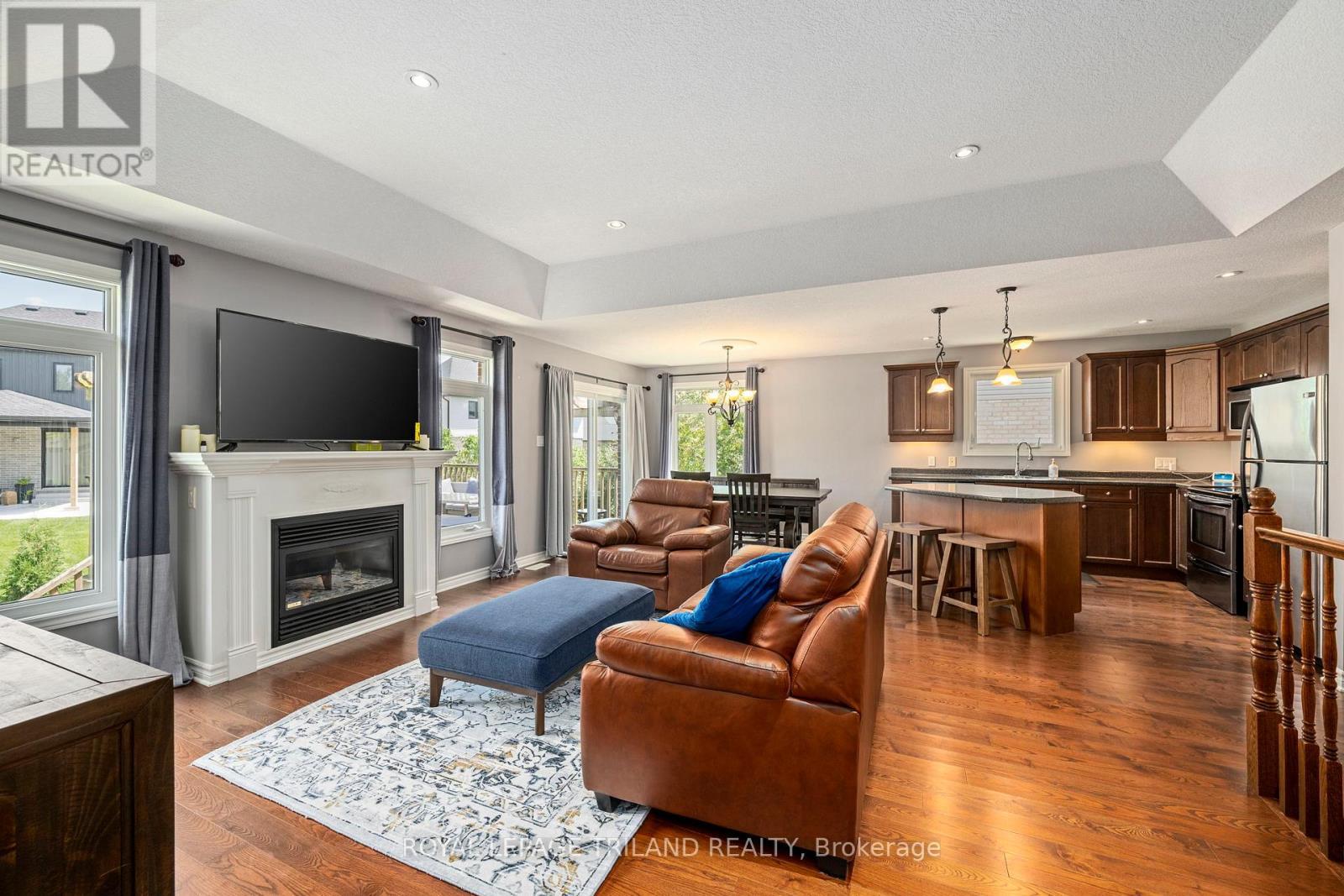 131 Deborah Drive, Strathroy-Caradoc (Ne), ON - Indoor Photo Showing Living Room With Fireplace