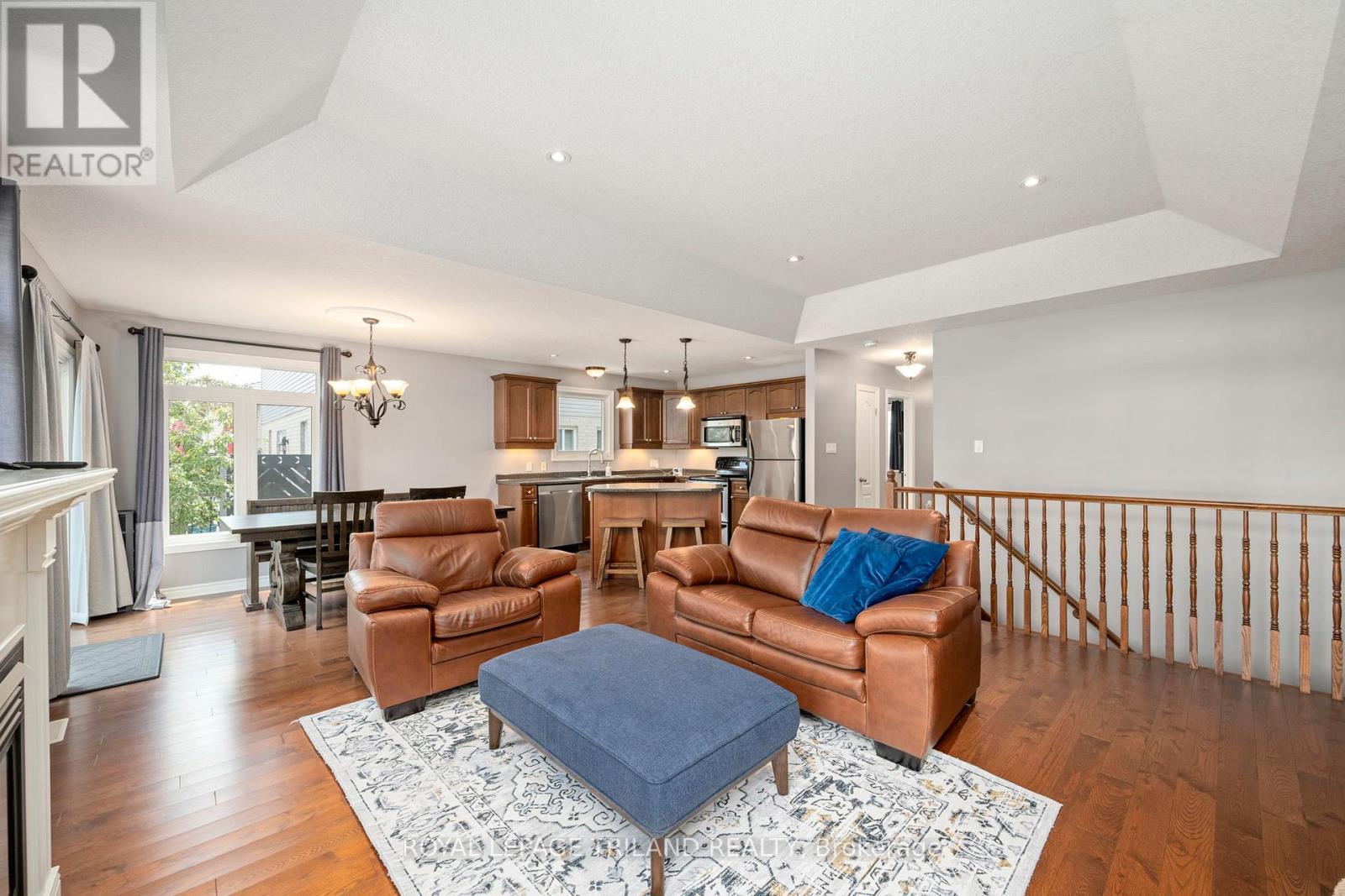 131 Deborah Drive, Strathroy-Caradoc (Ne), ON - Indoor Photo Showing Living Room