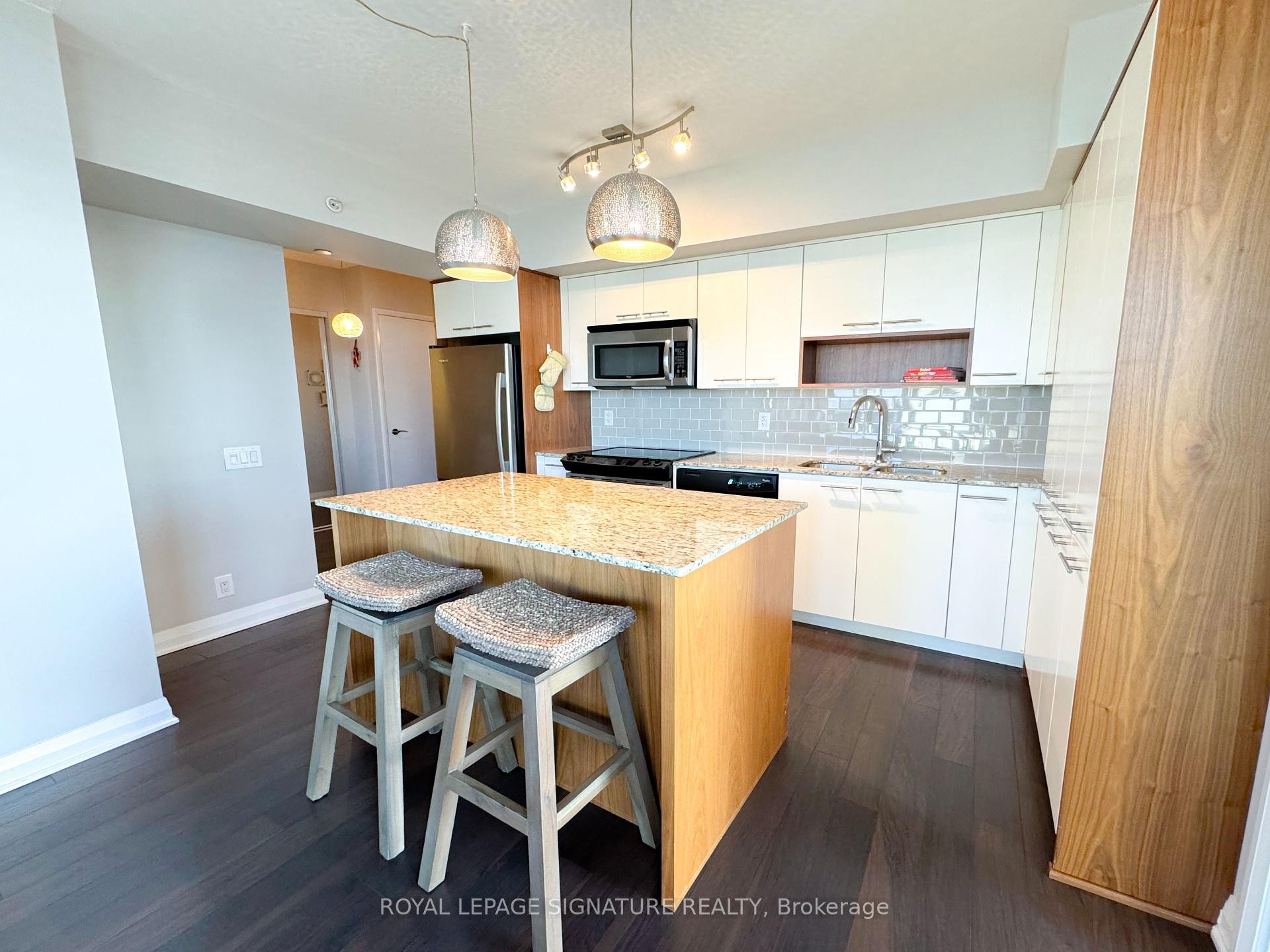 1807-1 Valhalla Inn Road, Toronto, ON - Indoor Photo Showing Kitchen With Upgraded Kitchen