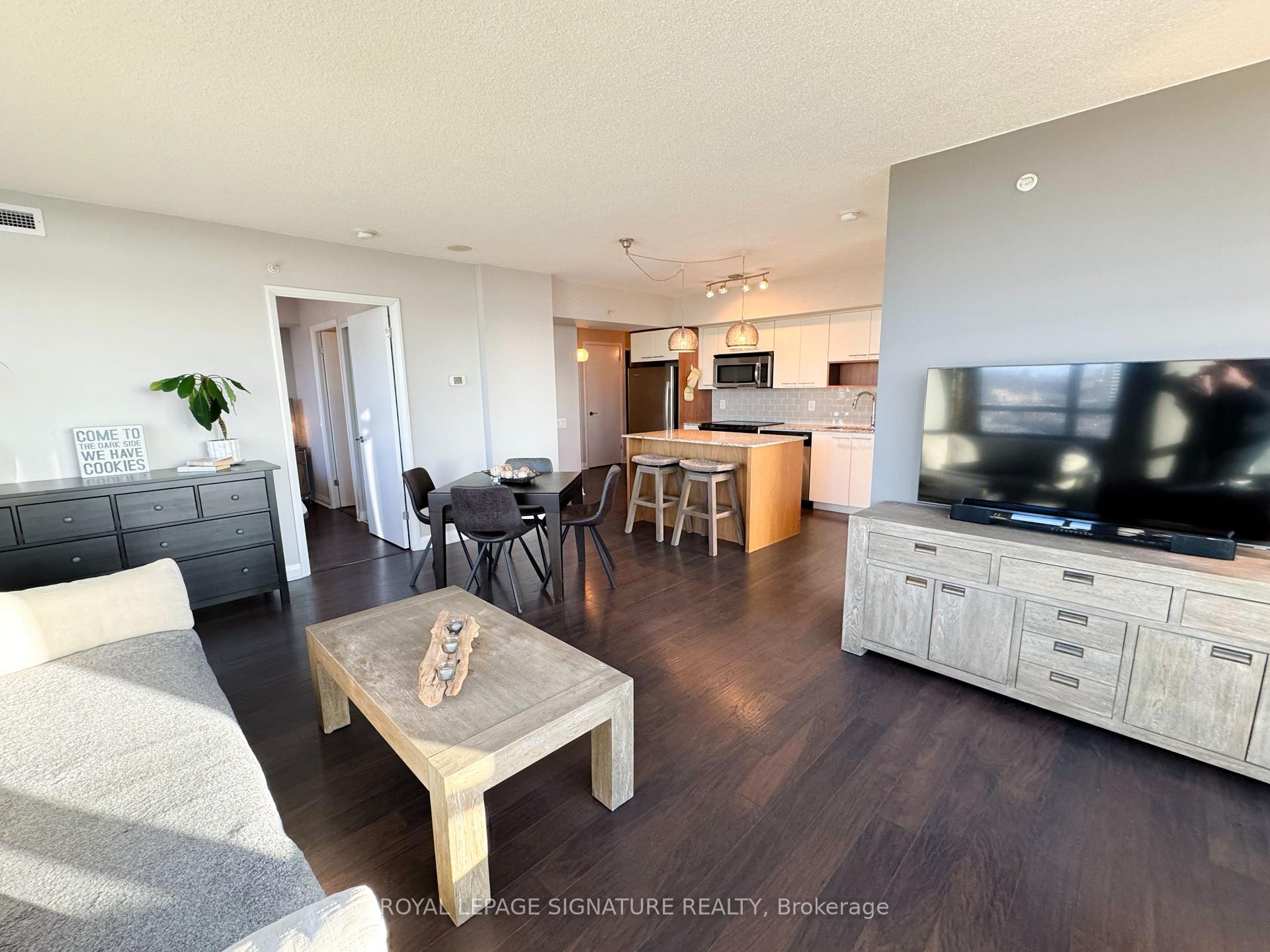 1807-1 Valhalla Inn Road, Toronto, ON - Indoor Photo Showing Living Room