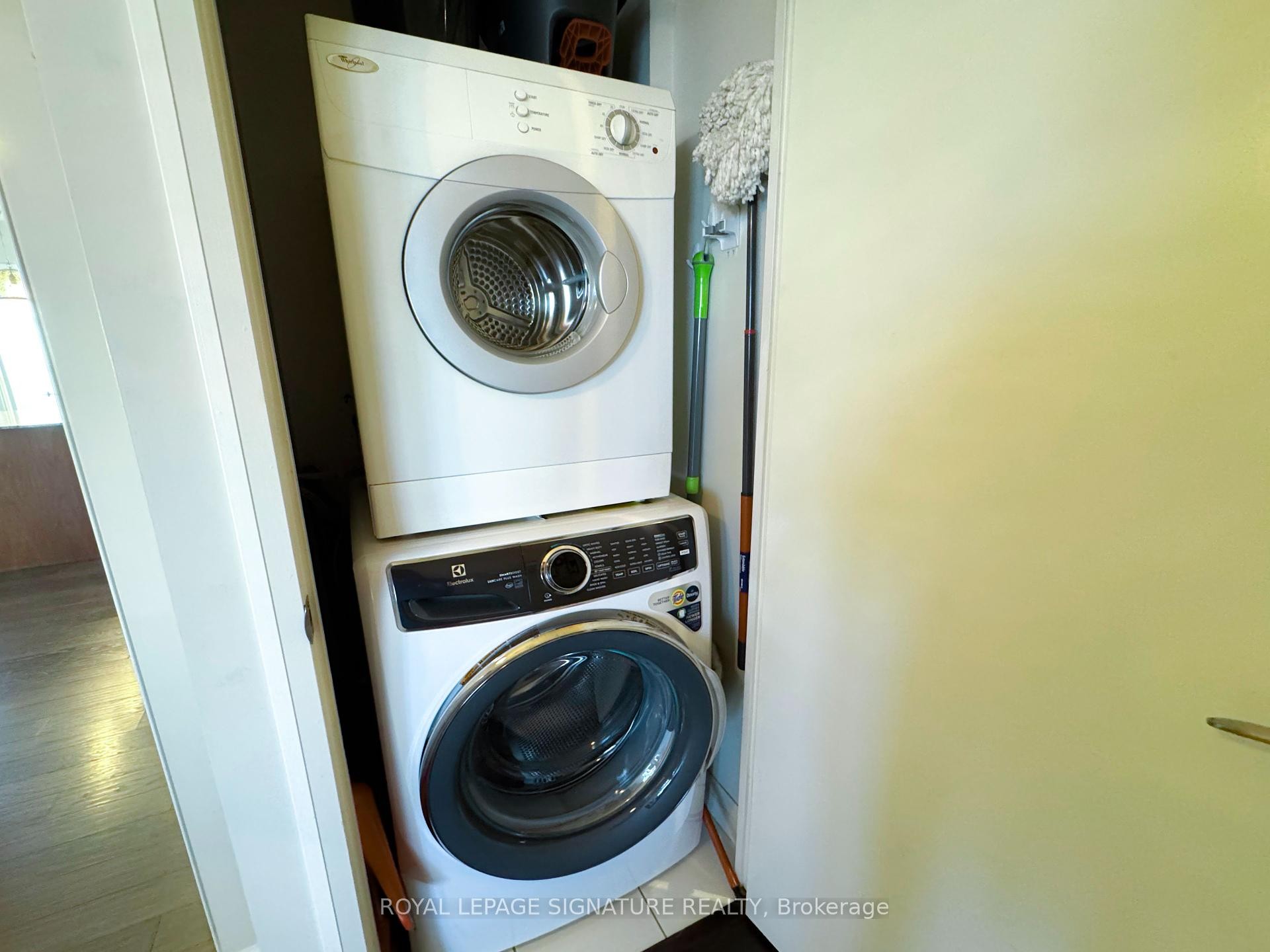 1807-1 Valhalla Inn Road, Toronto, ON - Indoor Photo Showing Laundry Room