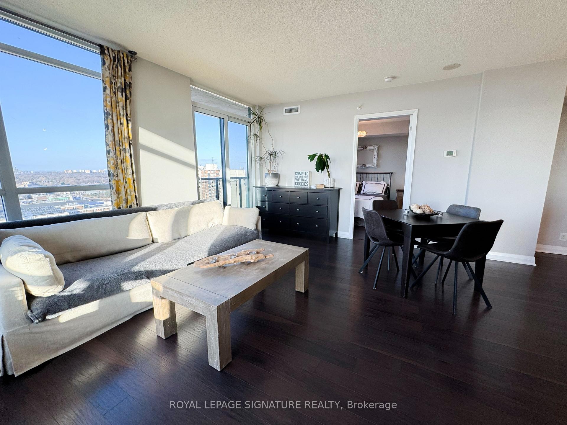 1807-1 Valhalla Inn Road, Toronto, ON - Indoor Photo Showing Living Room