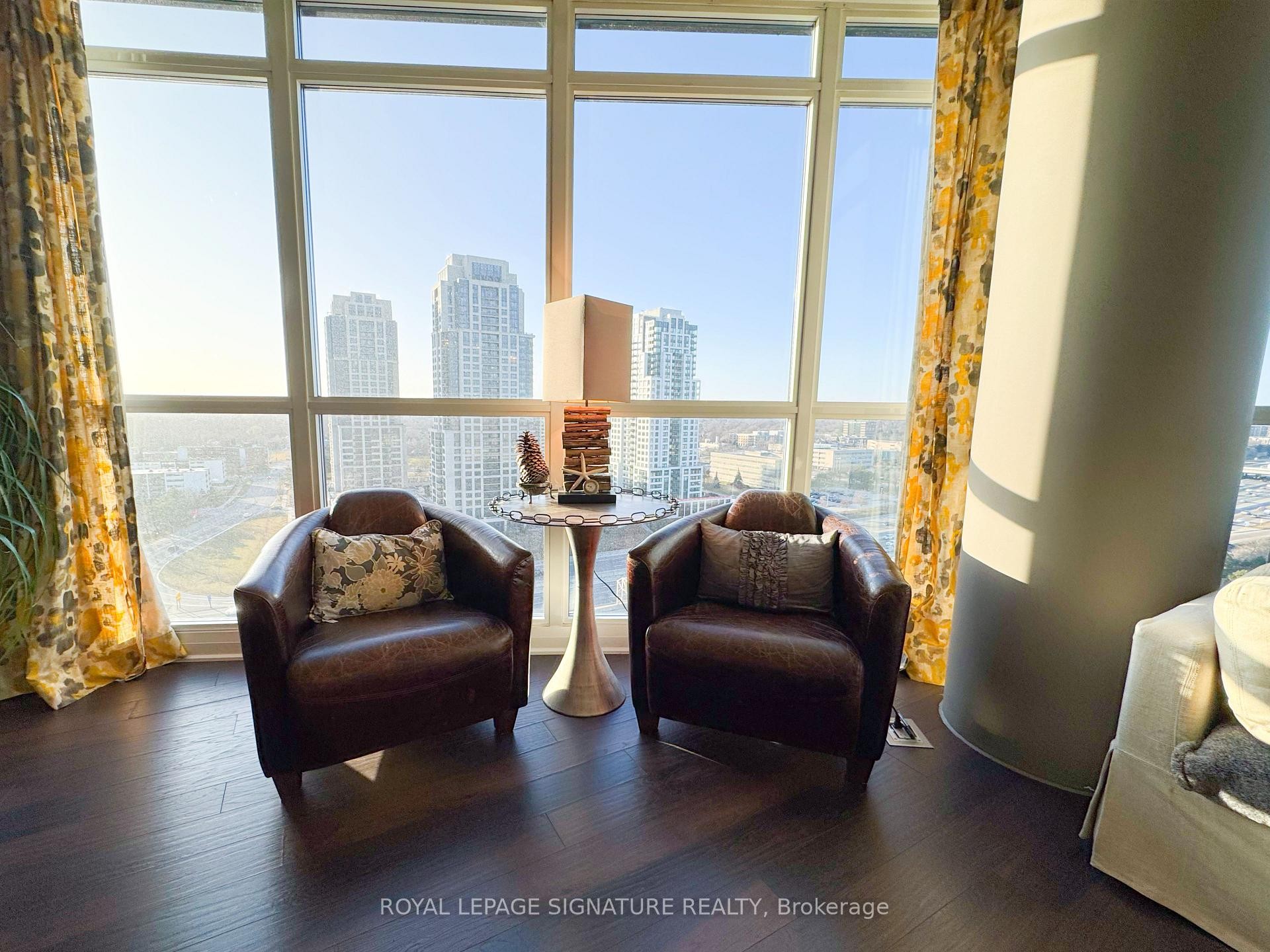 1807-1 Valhalla Inn Road, Toronto, ON - Indoor Photo Showing Living Room