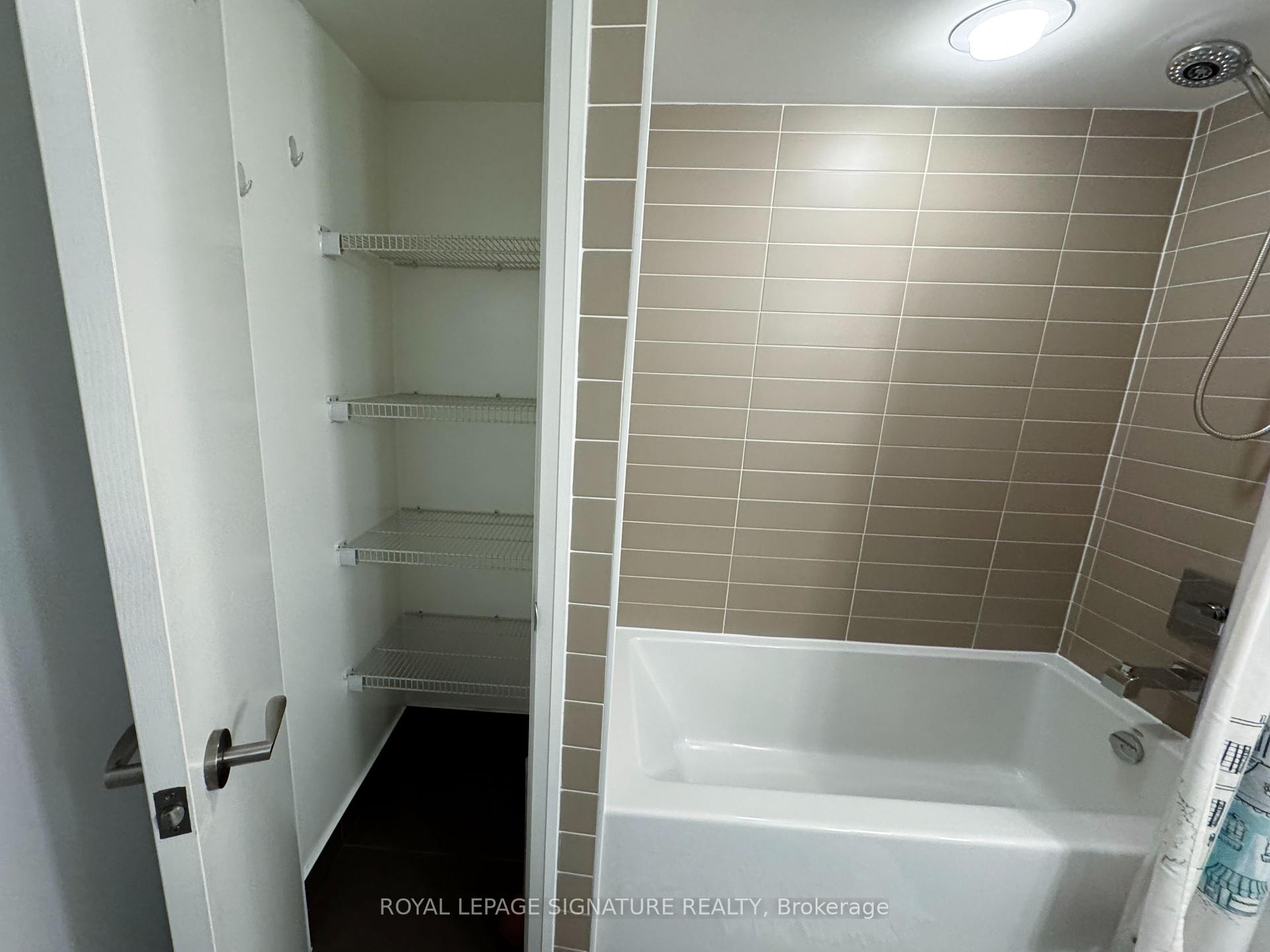 1807-1 Valhalla Inn Road, Toronto, ON - Indoor Photo Showing Bathroom