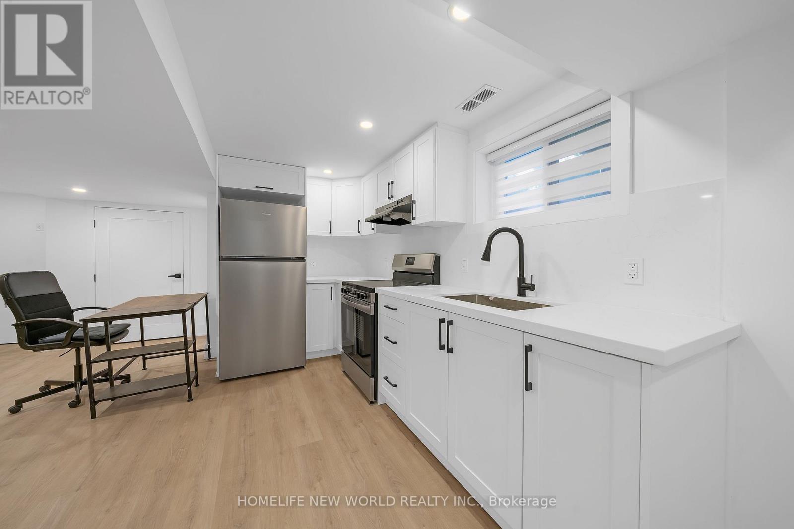 696 Hillview Crescent, Pickering, ON - Indoor Photo Showing Kitchen