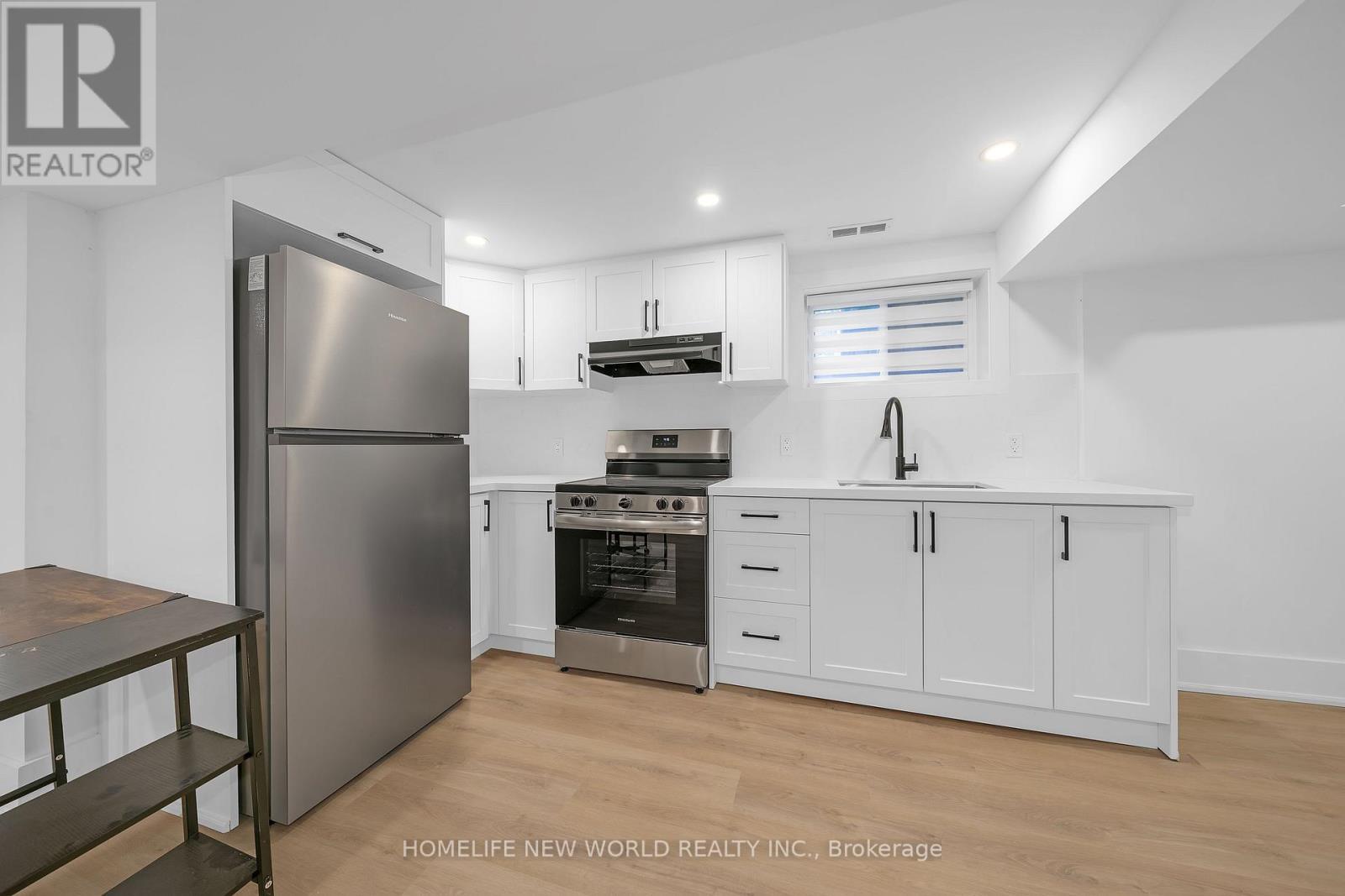 696 Hillview Crescent, Pickering, ON - Indoor Photo Showing Kitchen