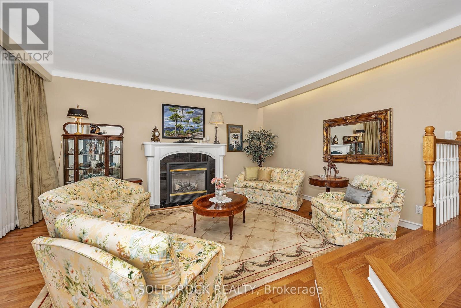 471 Tillbury Avenue, Ottawa, ON - Indoor Photo Showing Living Room With Fireplace