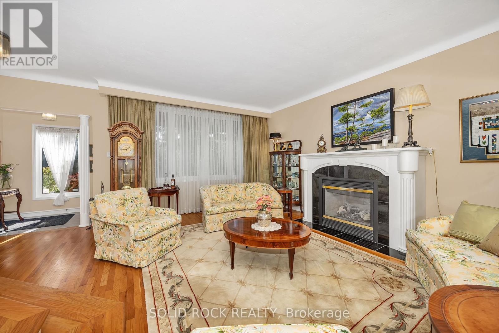 471 Tillbury Avenue, Ottawa, ON - Indoor Photo Showing Living Room With Fireplace