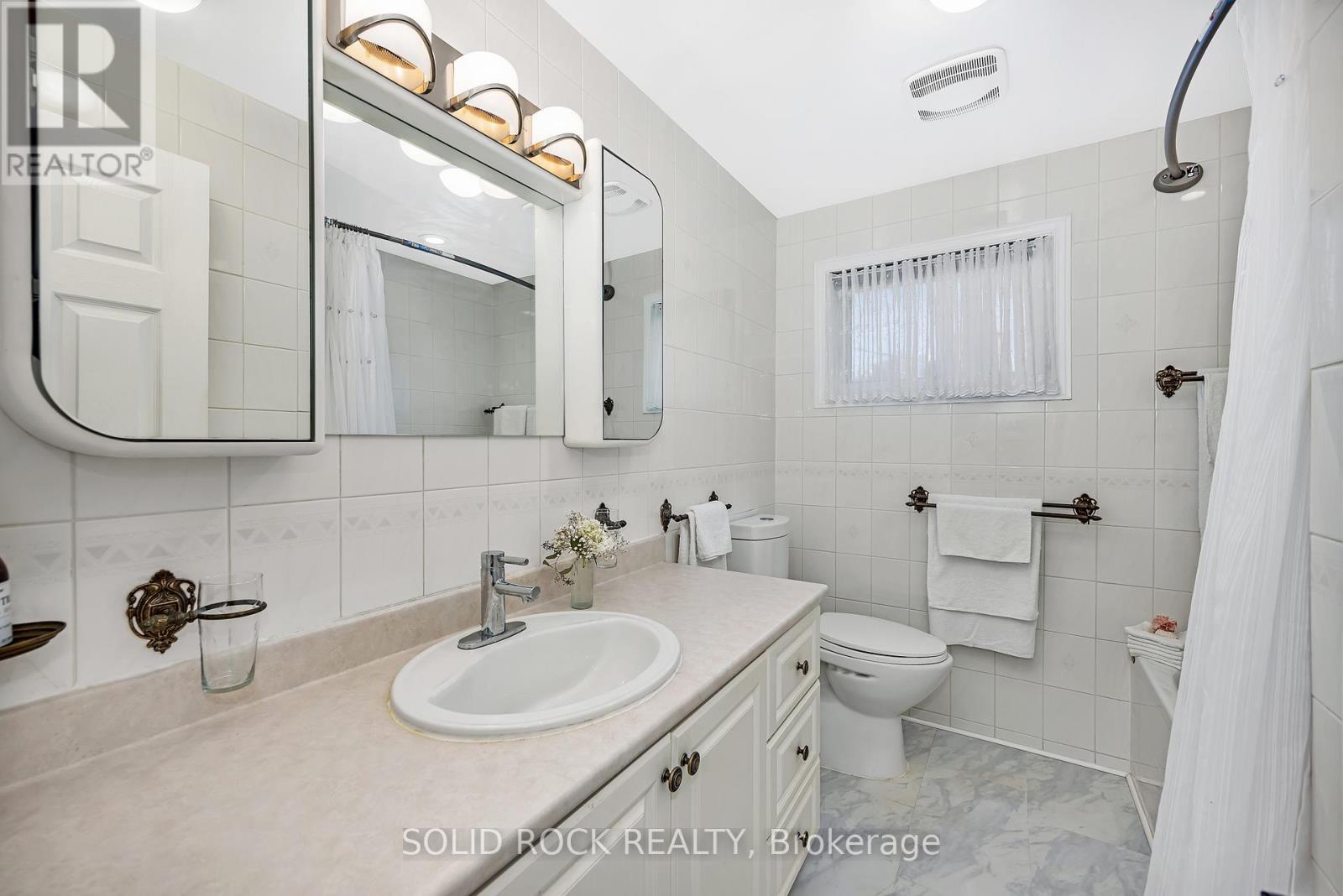 471 Tillbury Avenue, Ottawa, ON - Indoor Photo Showing Bathroom